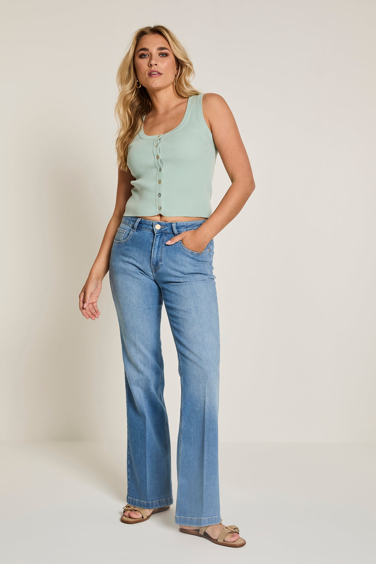 Blauwe zomerbroek Eve Summer van Para Mi met L32 pasvorm, model SS261.266136-D94-1, getoond op een witte achtergrond.