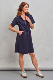 Zoso Simone Navy jurk met lange mouwen en V-hals, stijlvolle casual jurk voor dames, blauw kleur, modieus en comfortabel.