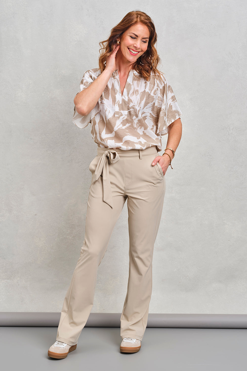 Zoso Belle Sand reisbroek, lichtgewicht en comfortabel, met elastische taille en praktische zakken.