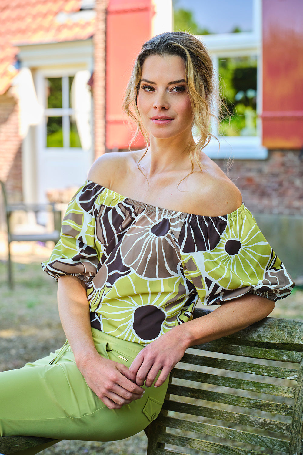 Lichtblauwe reis top van Mi Piace met Bardot-nek en desertprint met anemoon- en peoniaalstijlen, korte mouwen.