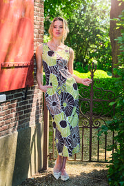 Lichte reisjurk van Mi Piace met desertprint en anemoonmotief, met ronde hals en korte mouwen, perfect voor zomerse dagen
