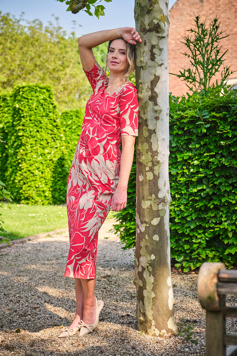 Mi Piace reizen jurk met tropical hibiscus print in rood, lichte en comfortabele zomerjurk voor vakanties.