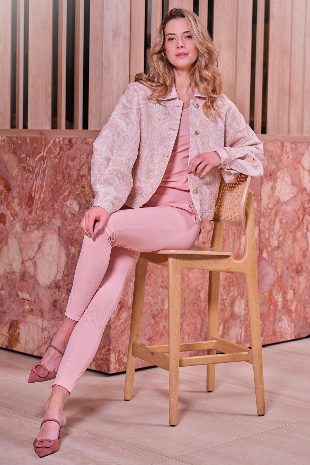 Mi Piace jas met paisley jacquard in mellow rose, met stijlvolle details en comfortabele pasvorm.