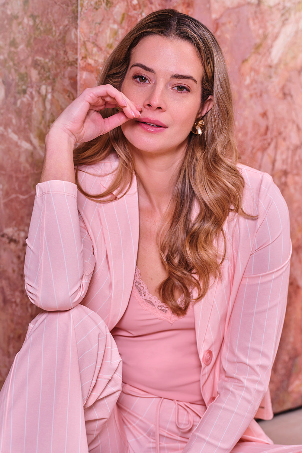 Blazer van Mi Piace met klassieke streepprint in mellow rose, elegant en geschikt voor reizen of casual dragen.