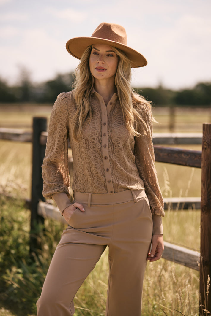 Bruine hoed van Stretchshop.nl met brede rand en comfortabele pasvorm, ideaal voor stijlvolle zomerse outfits.