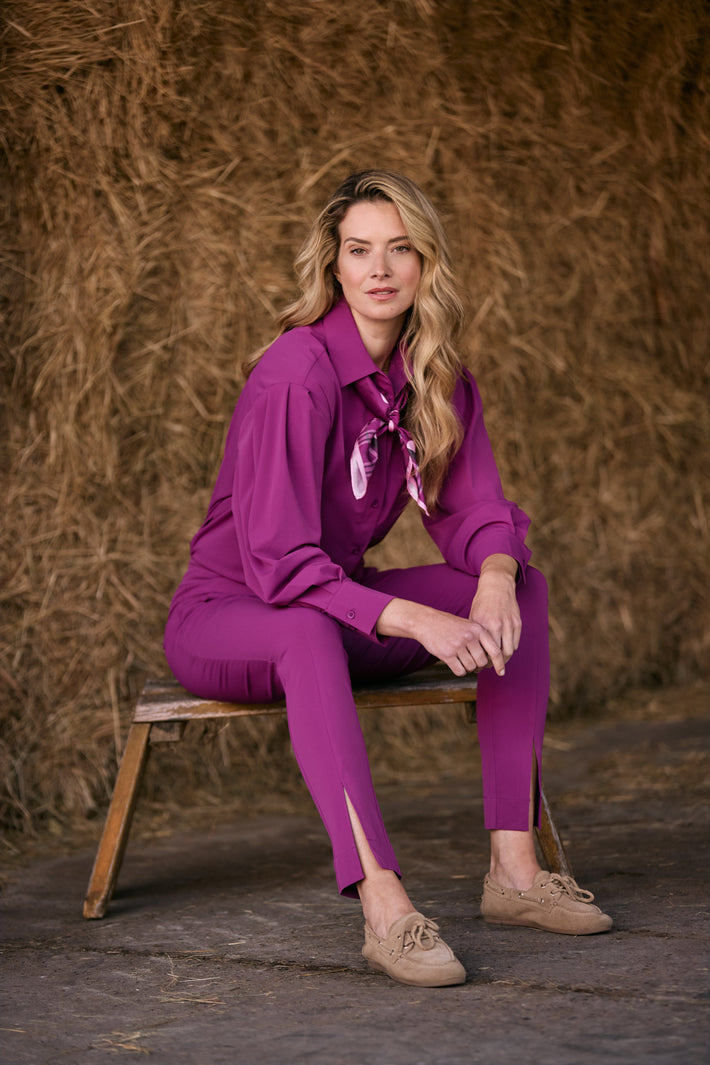 Magenta paarse reisbroek van Mi Piace met comfortabele stretchstof, geschikt voor reizen en casual gebruik.