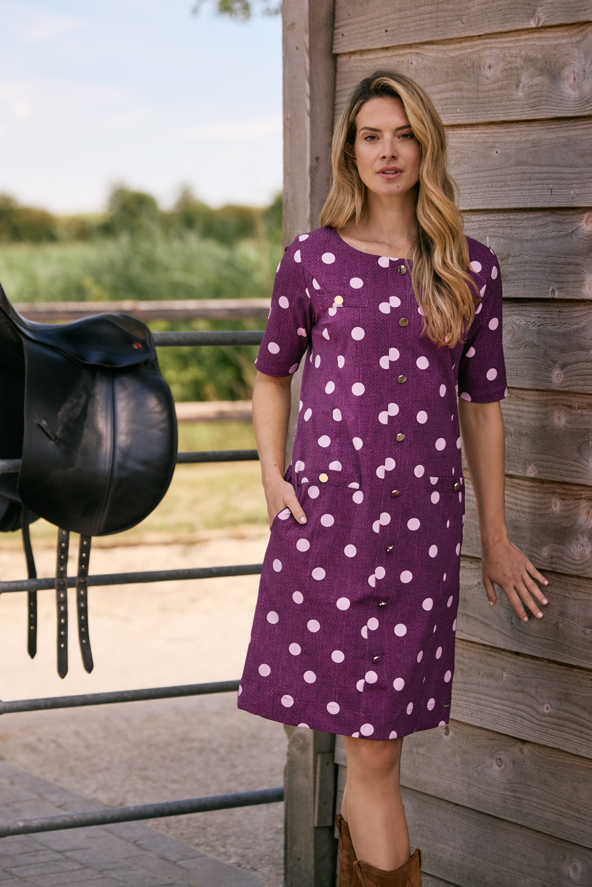 Lange reisjurk van Mi Piace met dot print in magenta en paars, stretchstof, elegante structuur, geschikt voor reizen