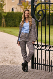 Della Blue Harvest Tweed print heavy reisbroek van Mi Piace, getoond in afbeelding met stofdetail en pasvorm.