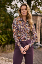 Lichte reisblouse van Mi Piace met kleurrijke bloemenprint en tuinmotief, geschikt voor reizen en casual dragen.