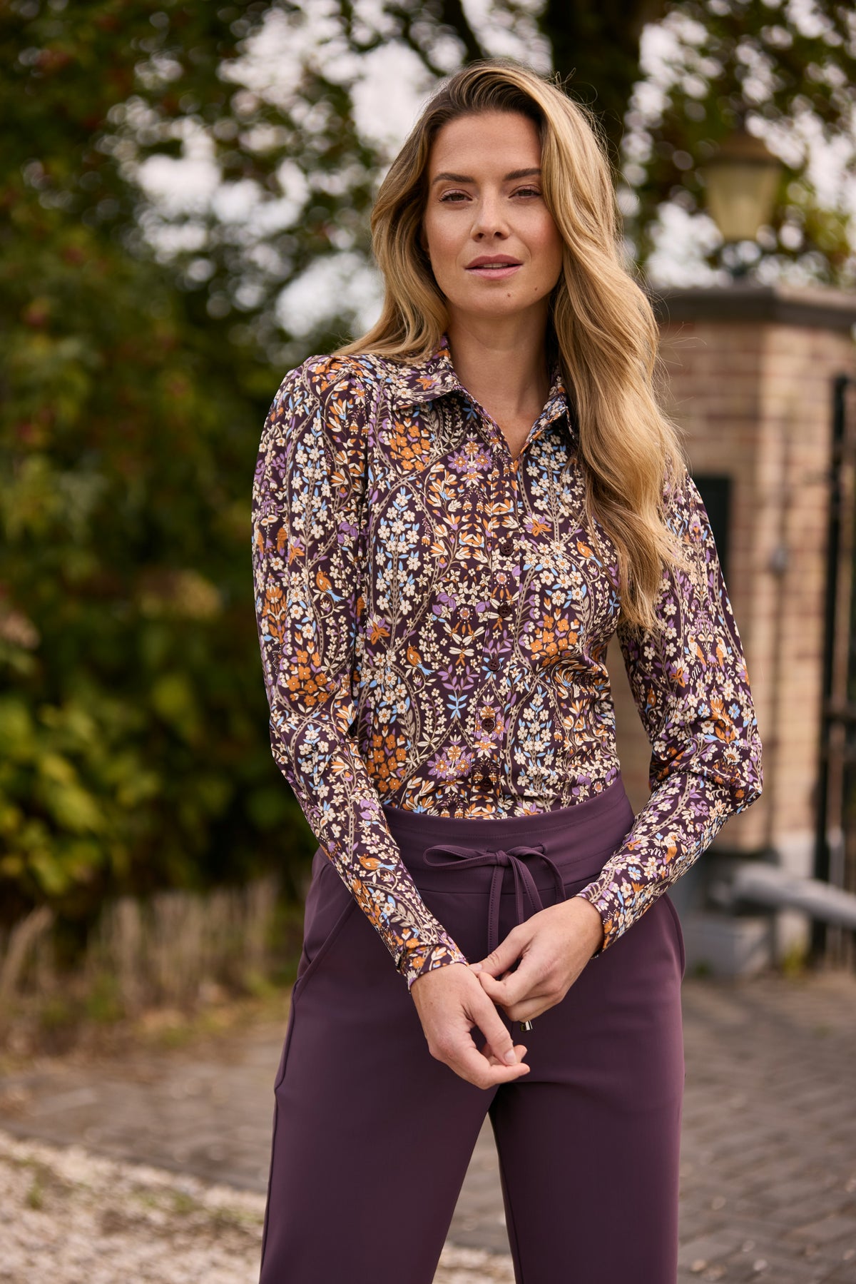 Lichte reisblouse van Mi Piace met kleurrijke bloemenprint en tuinmotief, geschikt voor reizen en casual dragen.