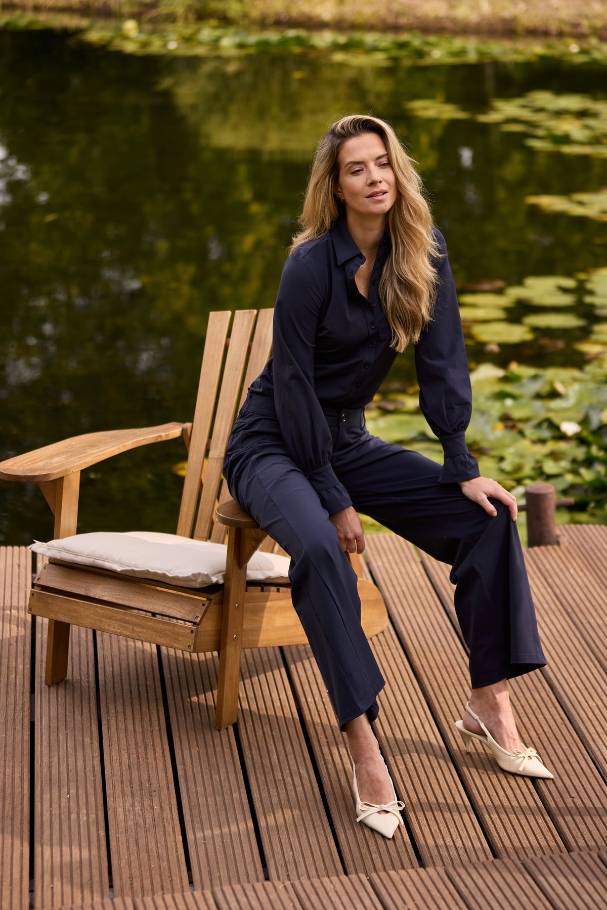 Navy blauwe bonded reiskleding van Mi Piace, Milano stijl, met stretchmateriaal en moderne pasvorm, zichtbaar in de afbeelding
