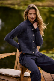 Zwemblouse van Mi Piace in navyblauw met stretchmateriaal, geschikt voor reizen, afgebeeld in de afbeelding.