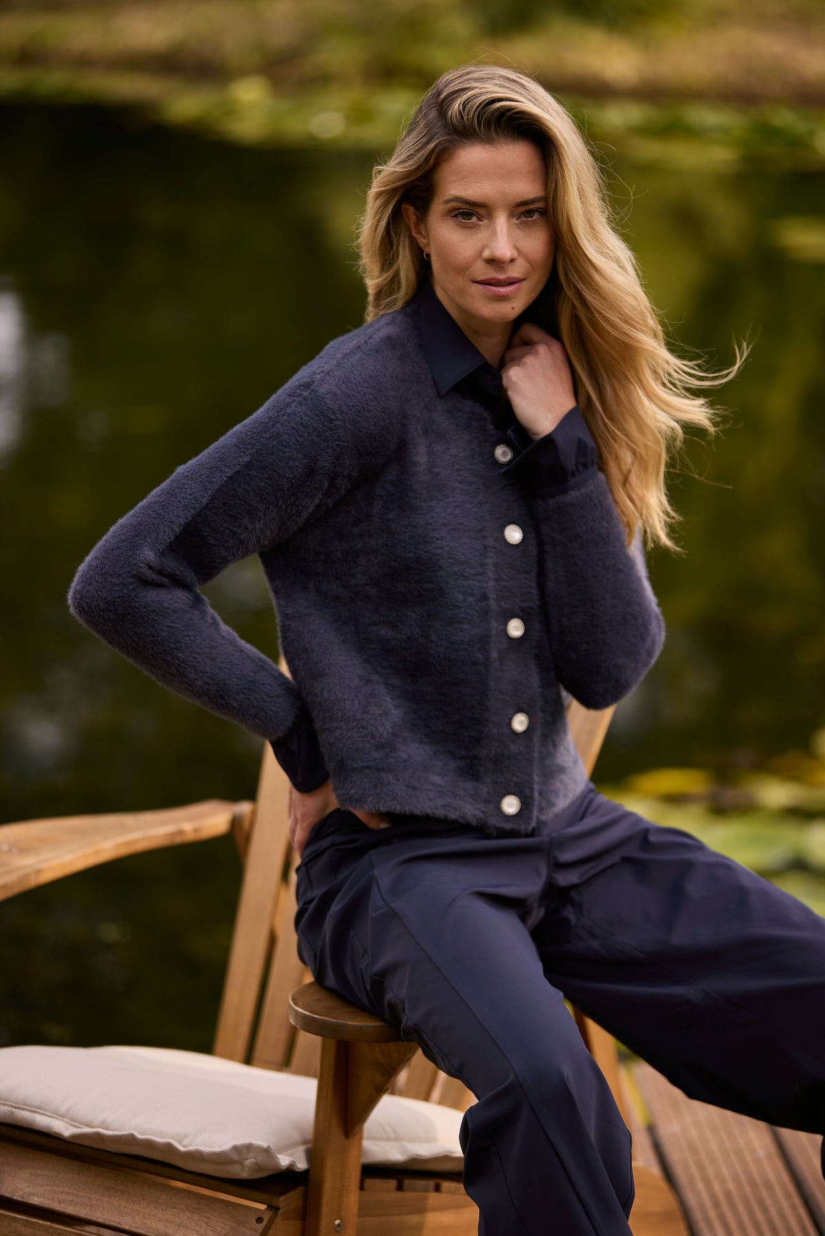 Zwemblouse van Mi Piace in navyblauw met stretchmateriaal, geschikt voor reizen, afgebeeld in de afbeelding.