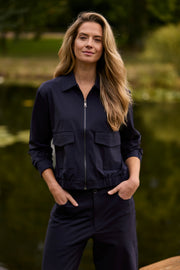 Navy Bonded Travel Jacket Balloon van Mi Piace, getoupeerde pasvorm met warme, waterbestendige stof en praktische zakken.