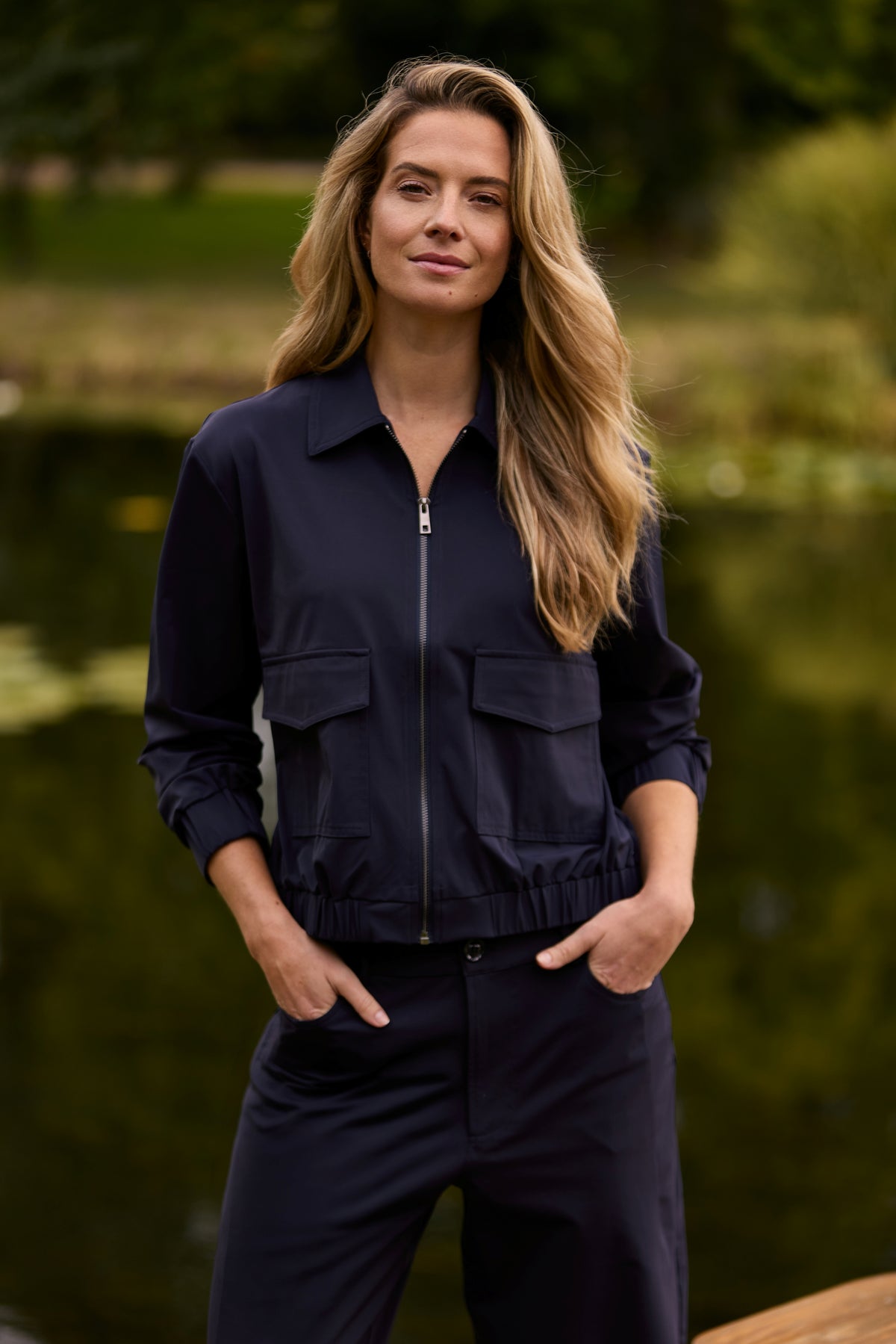 Navy Bonded Travel Jacket Balloon van Mi Piace, getoupeerde pasvorm met warme, waterbestendige stof en praktische zakken.