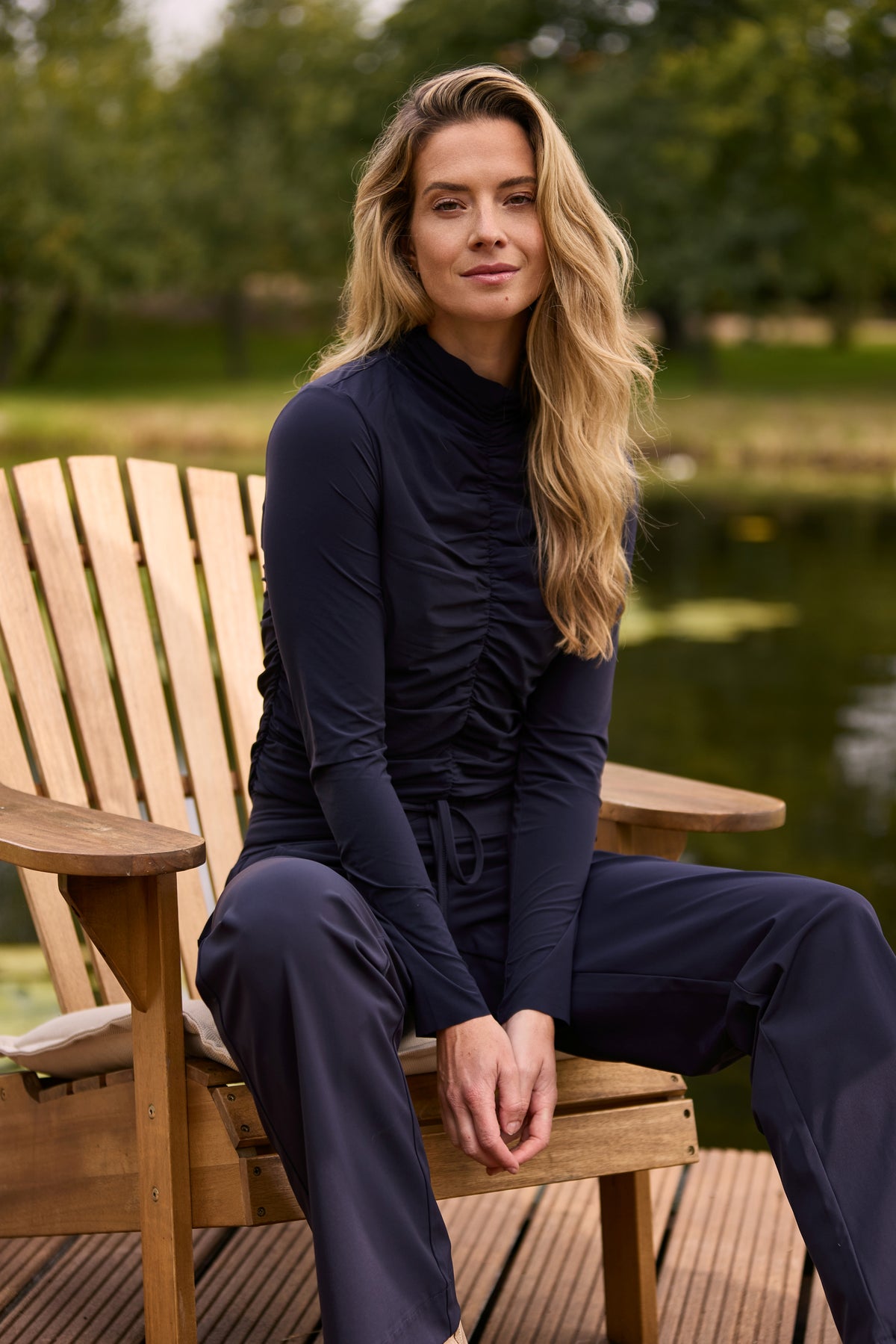 Navy blauwe bonded travel broek van Mi Piace, flared model met stretch, zichtbaar op de foto.