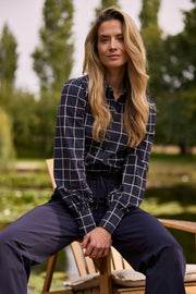Blouse van Mi Piace met check print in navy, geschikt voor reizen, afgebeeld op een model.