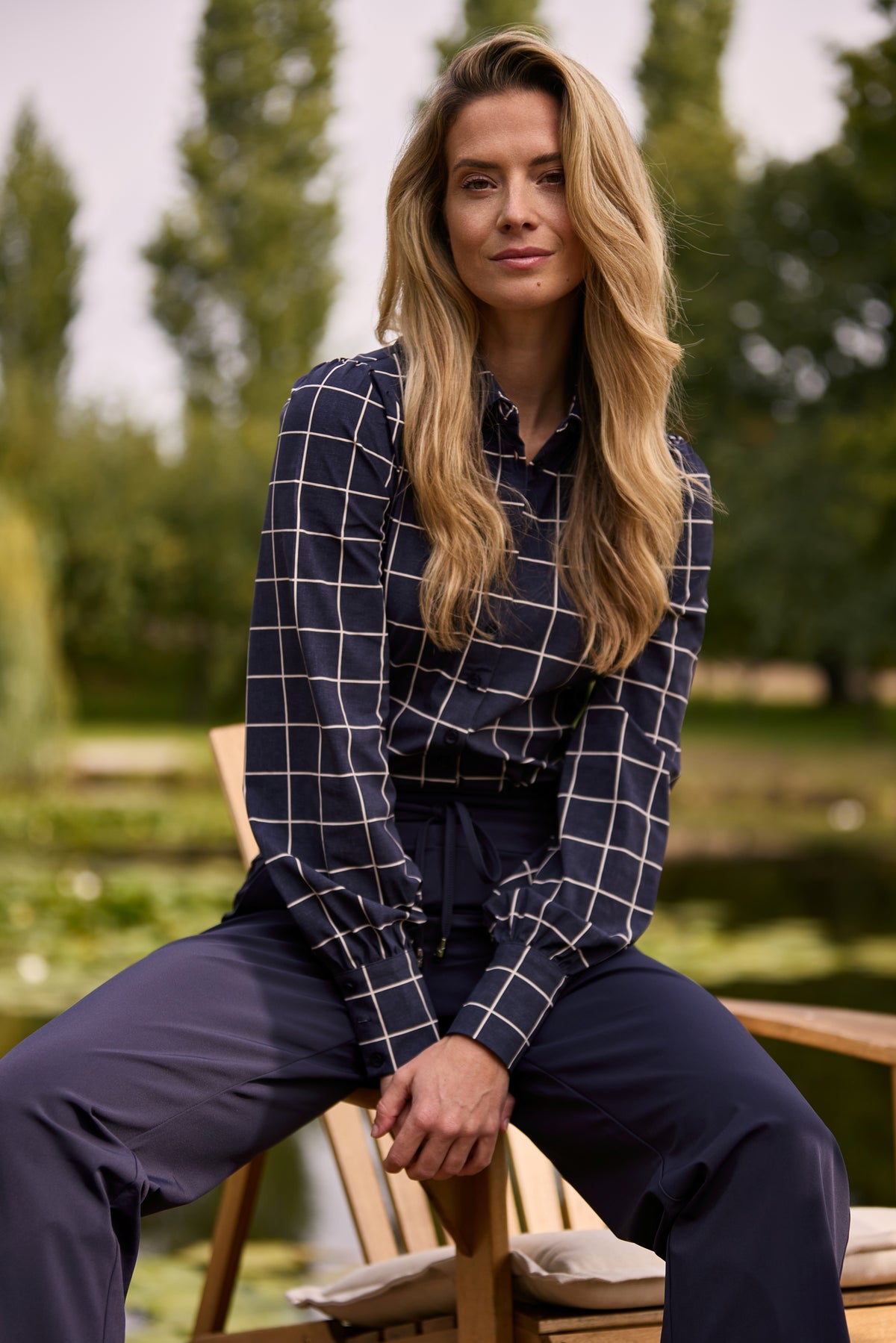 Blouse van Mi Piace met check print in navy, geschikt voor reizen, afgebeeld op een model.