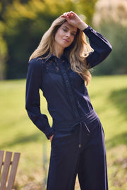 Lichtblauwe reisblouse van Mi Piace met kanten details, comfortabel stretchmateriaal, perfect voor reizen en casual dragen.