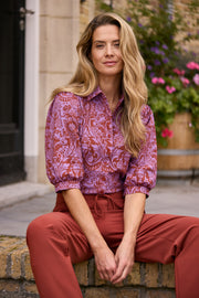 Mi Piace reisblouse met pofmouwen en barokprint in brique en hyacint, geschikt voor reizen en casual dragen.