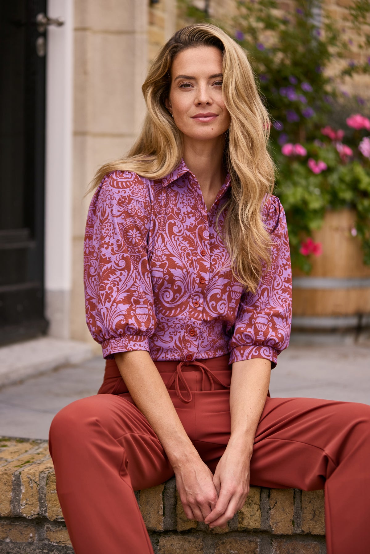 Mi Piace reisblouse met pofmouwen en barokprint in brique en hyacint, geschikt voor reizen en casual dragen.