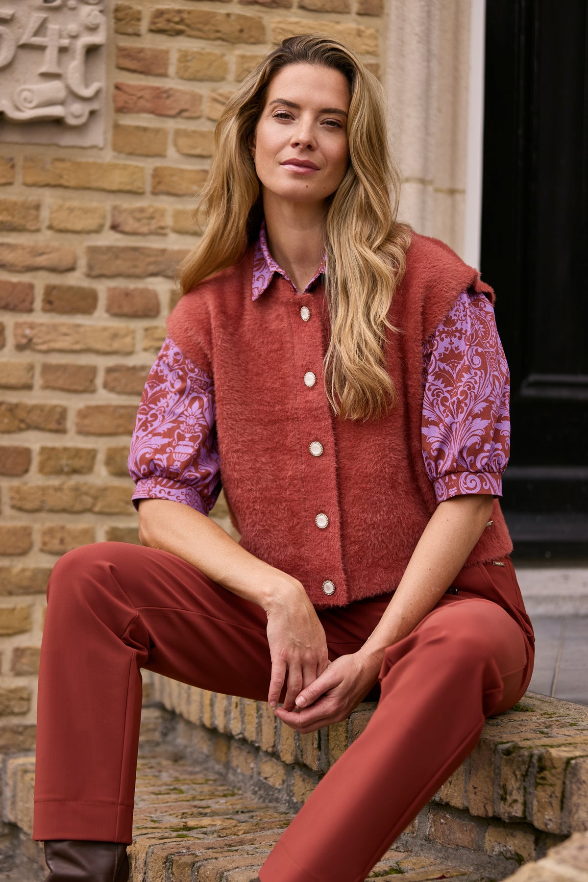 Mi Piace reisblouse met pofmouwen en brique barokprint, kleurrijk Hyacinth ontwerp, geschikt voor reizen en casual dragen.