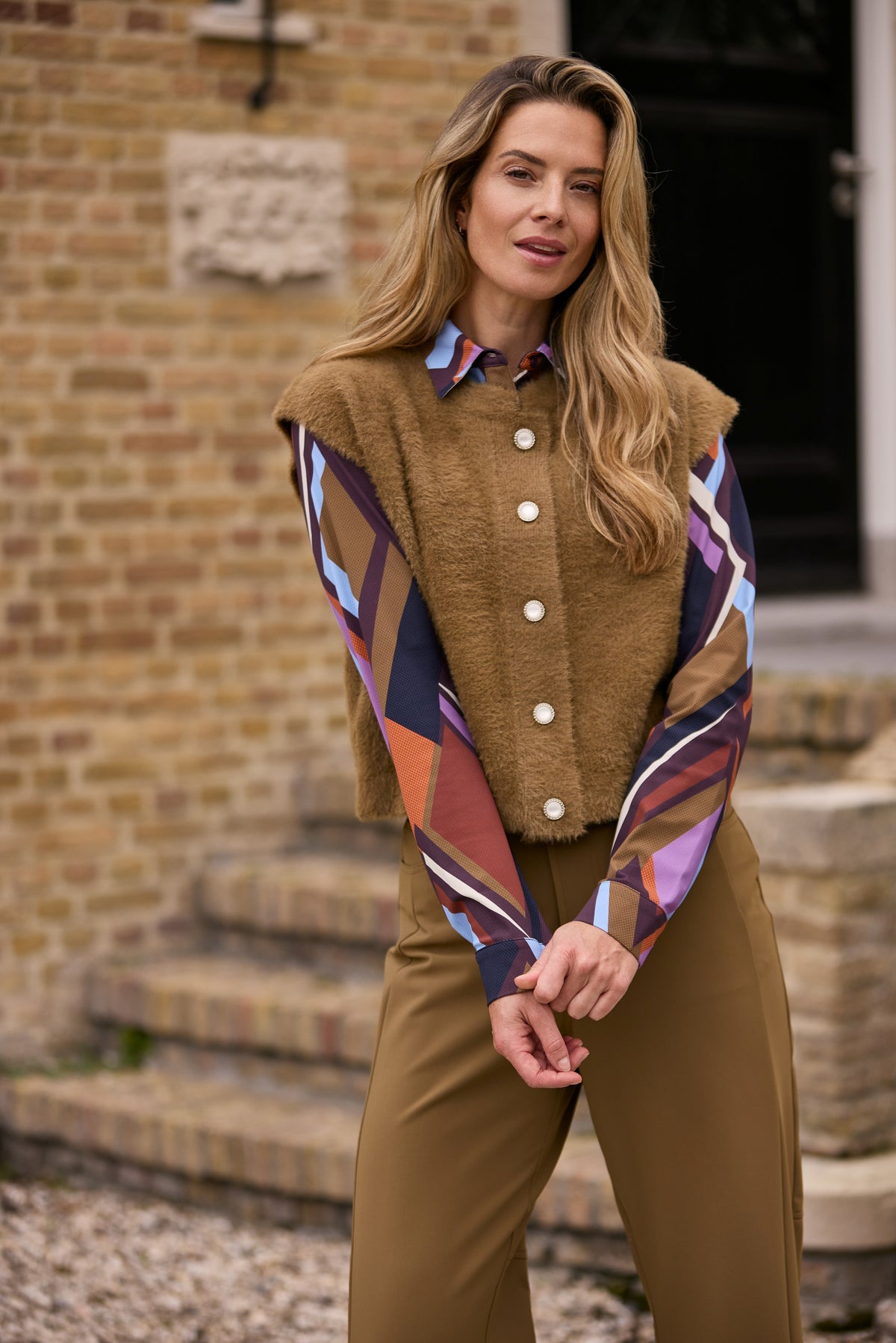 Zwart leren mouwloze vest met harige details van Mi Piace, geschikt voor dames, zichtbaar op de foto.