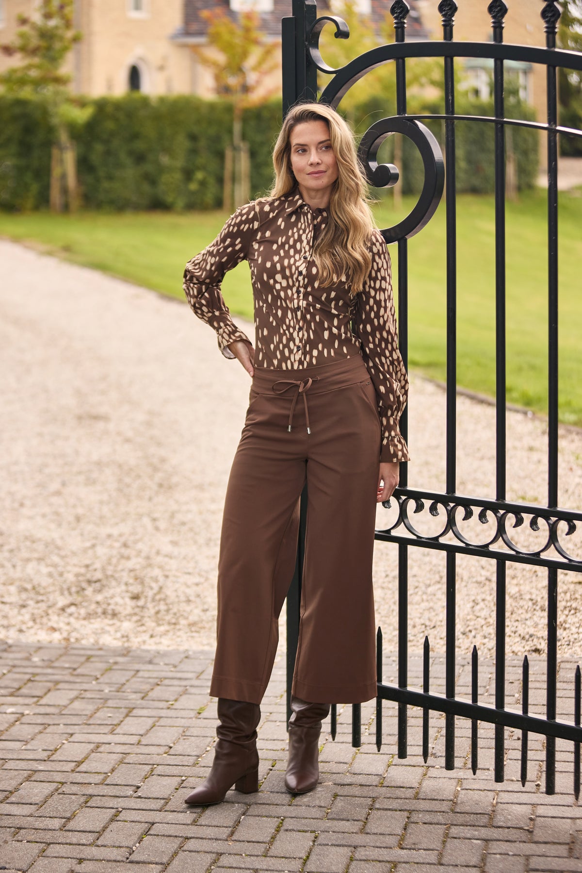 Lichtbruine reisc blouse met Bambi-print van Mi Piace, korte mouwen en comfortabele pasvorm, geschikt voor reizen.