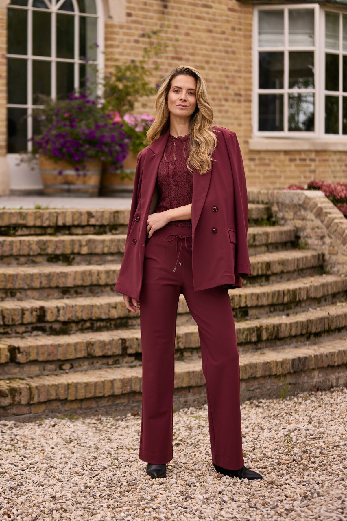 Bonded travel broek van Mi Piace in flared stijl en bordeauxrood, geschikt voor comfortabel reizen en casual dragen.