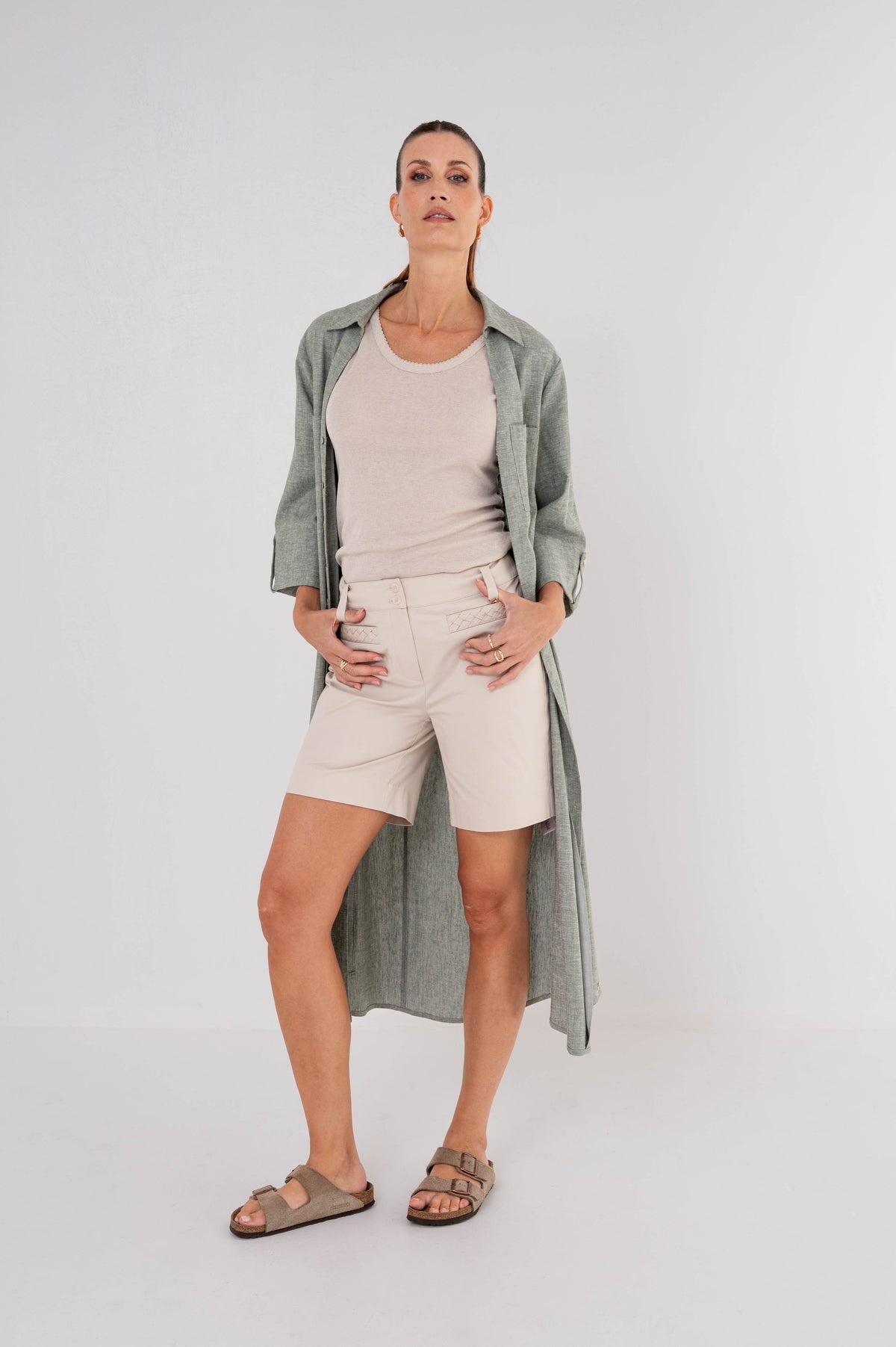 Lichte zandkleurige short Thannie van Maicazz & Zizo, casual stijl, geschikt voor zomerse dagen, zichtbaar op model.