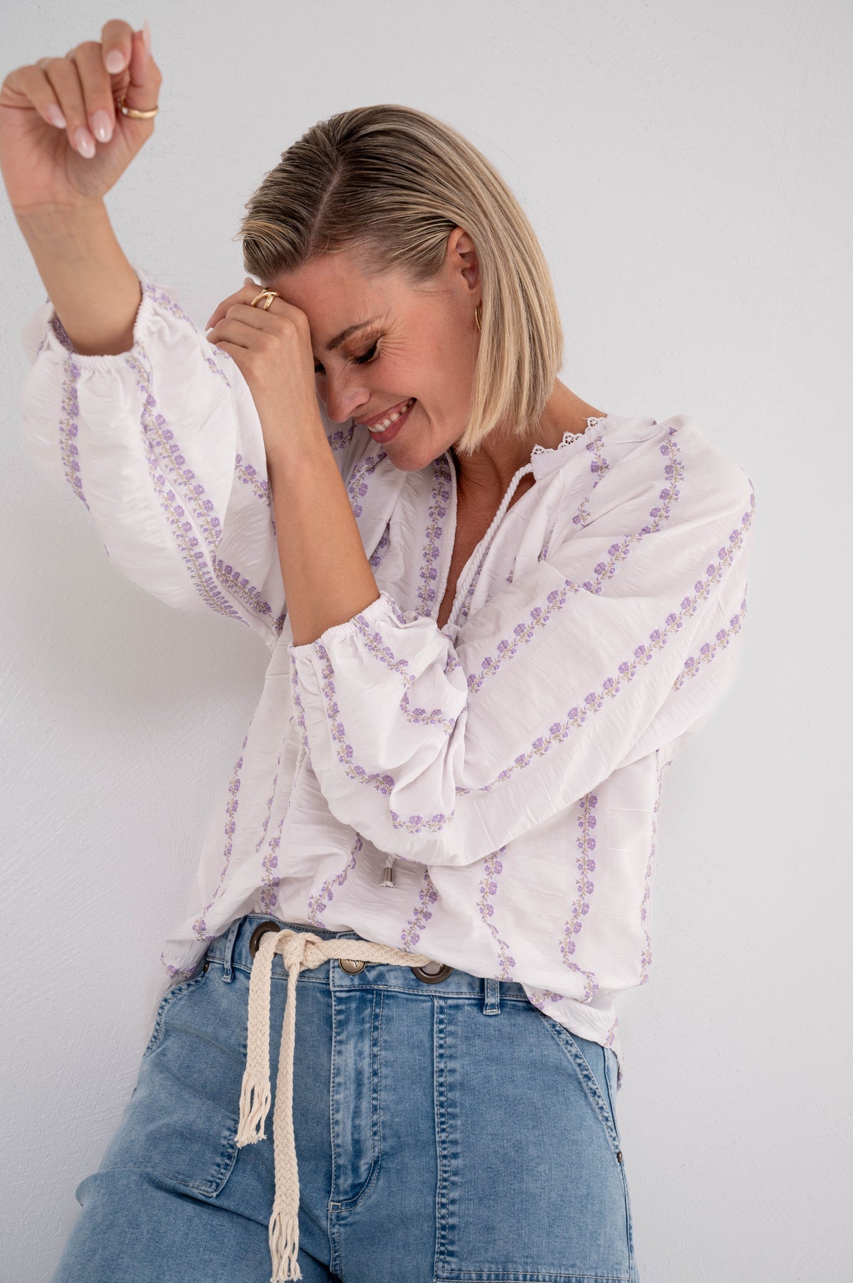 Lila gestreept top van Maicazz & Zizo, getoond op een model met korte mouwen en ronde hals, geschikt voor casual dragen