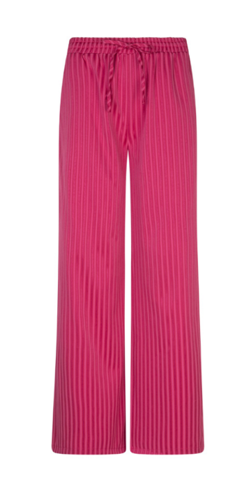 Lange broek Thirza Berry Pink van Ydence, getoond in een close-up afbeelding met de pasvorm en opvallende roze kleur.
