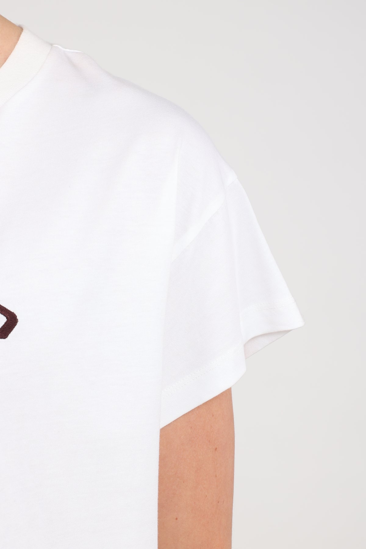 Lichtbruine en witte Nukus T-shirt met Senna Offwhite Chocolate print, casual en comfortabel voor dagelijks gebruik