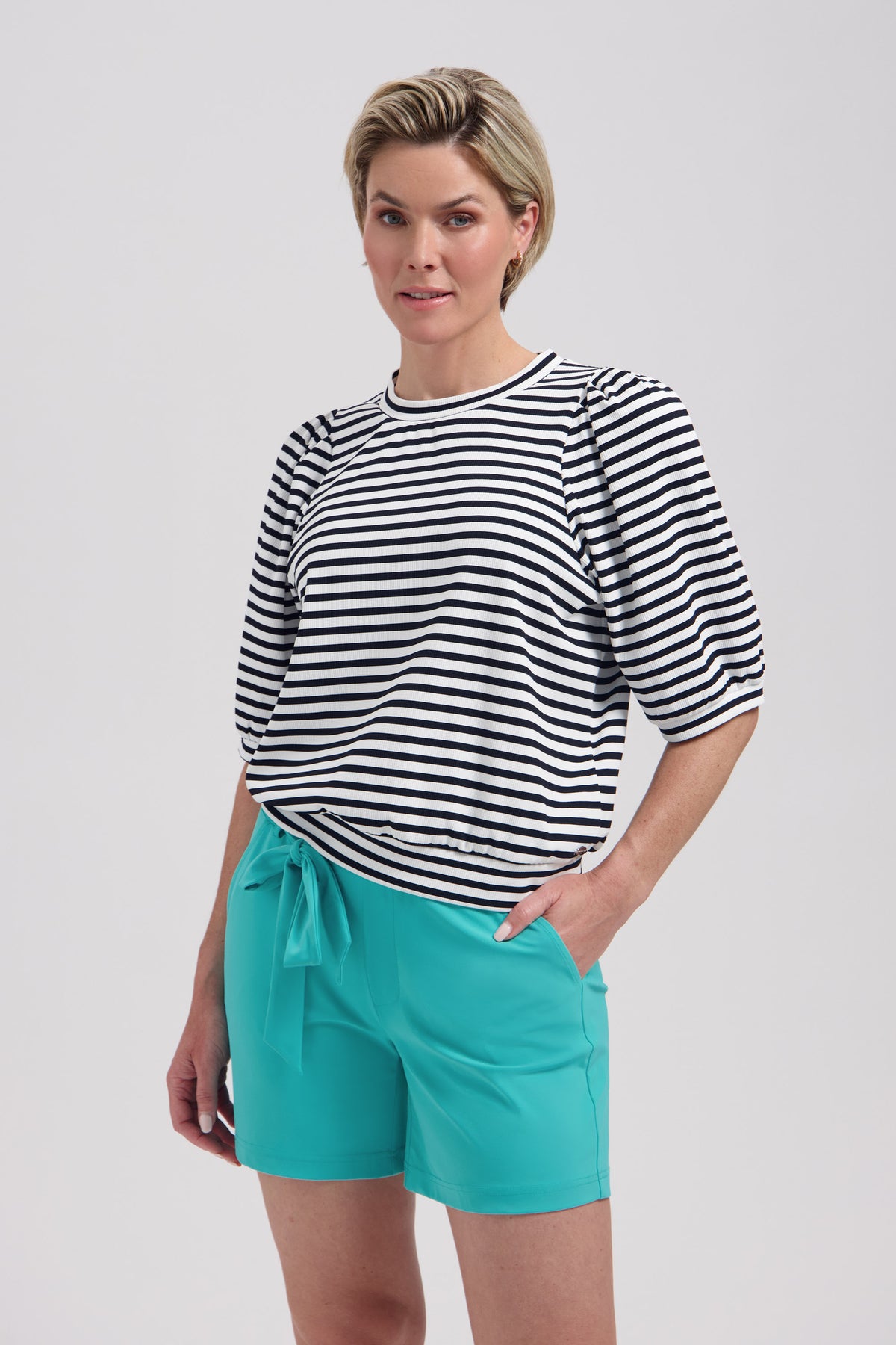 Lady Day Travel Short Shorty Atlantis met structuur en comfortabele pasvorm, zichtbaar in de afbeelding.