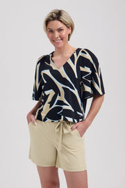 Lady Day travel top met Jason Leya print, korte mouw en comfortabele pasvorm, weergegeven in hoge resolutie afbeelding.