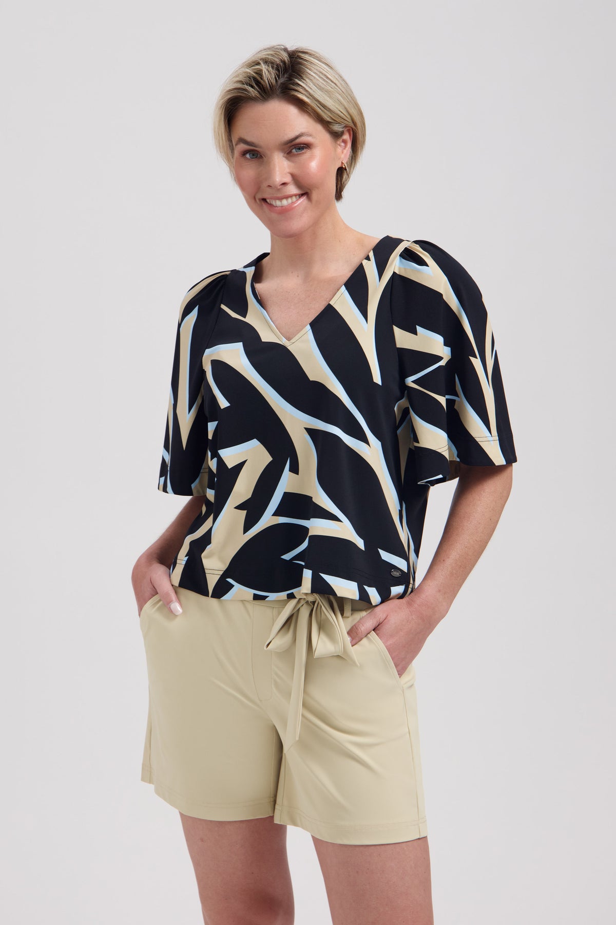 Lady Day travel top met Jason Leya print, korte mouw en comfortabele pasvorm, weergegeven in hoge resolutie afbeelding.