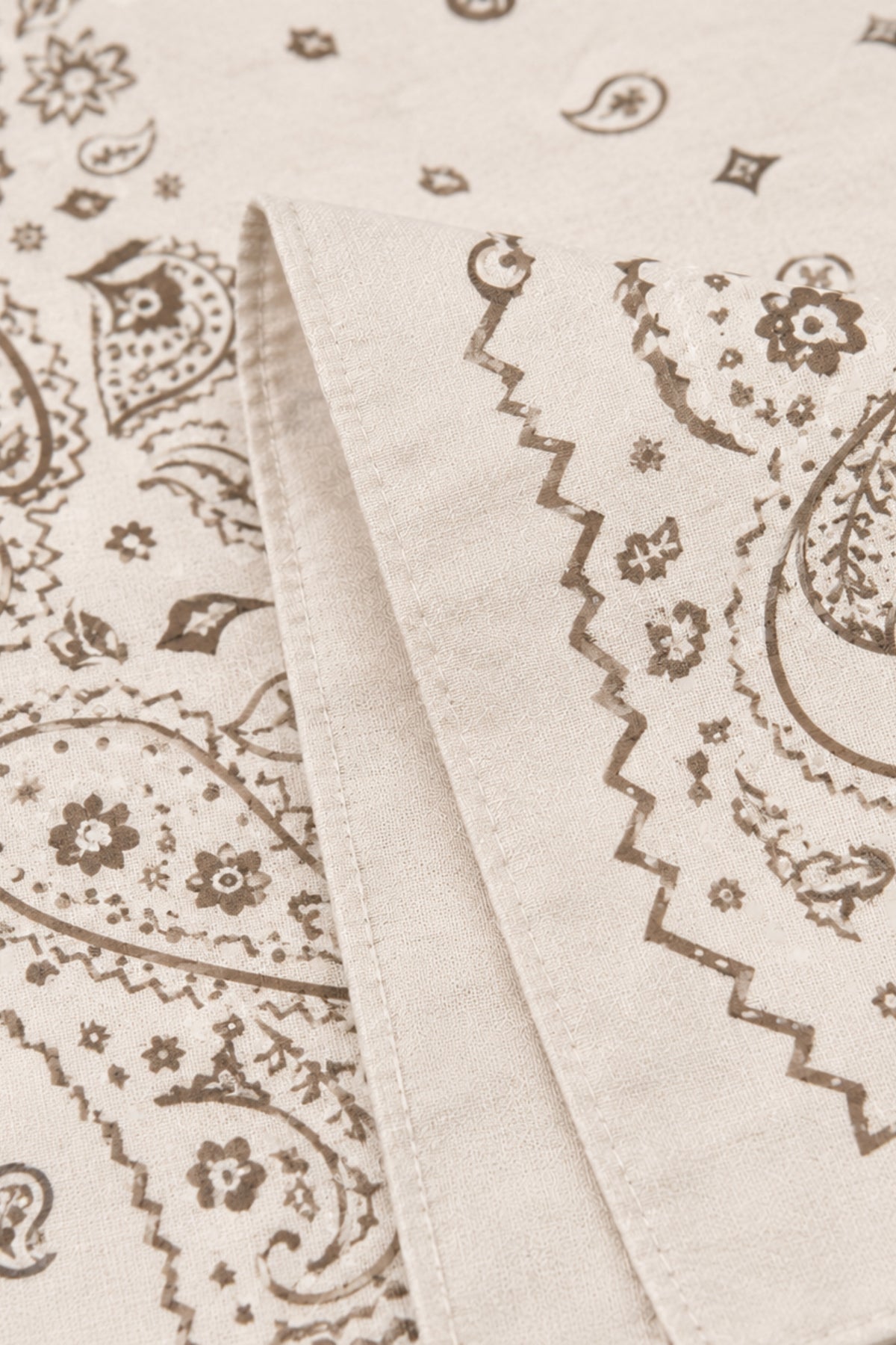 Lichte beige sjaal van Stretchshop.nl, close-up van zachte stof en textuur, perfect voor stijlvolle en comfortabele outfits
