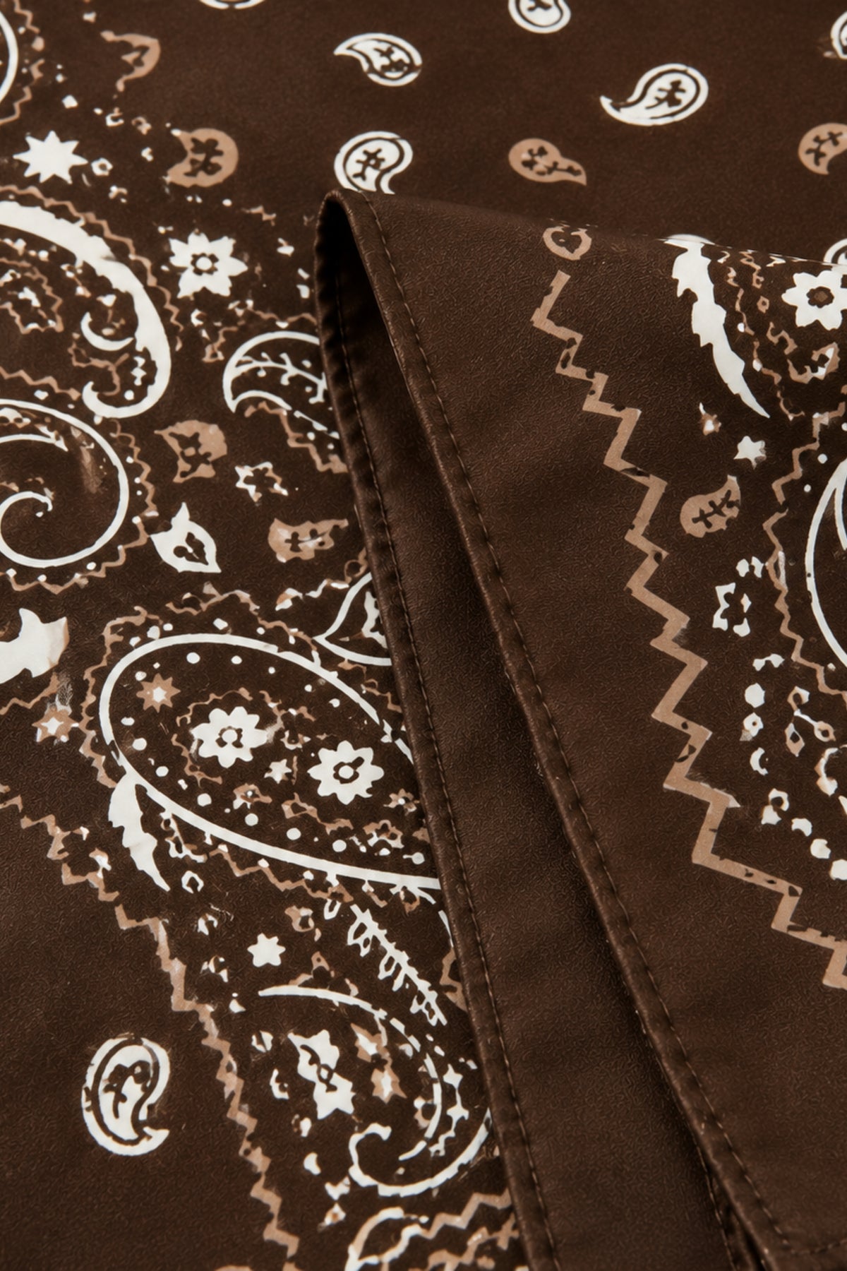 Close-up van een bruine sjaal van Stretchshop.nl, zachte textuur en stijlvolle uitstraling.