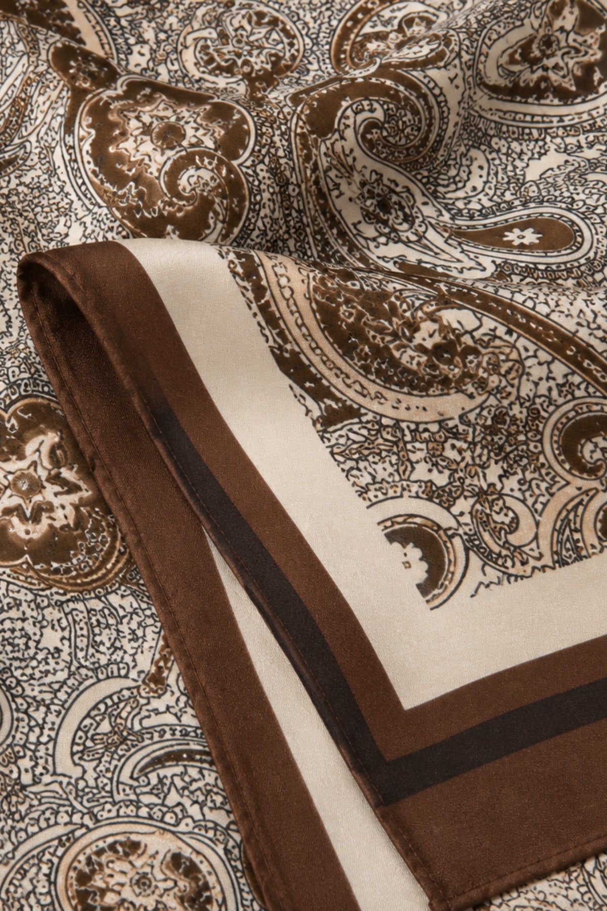 Lichte bruine en beige sjaal van Stretchshop.nl, close-up van zachte textuur en stijlvolle kleuren.