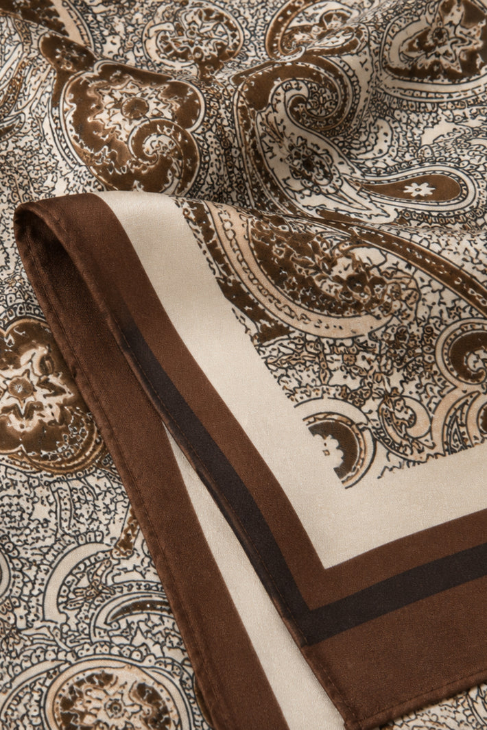 Lichte bruine en beige sjaal van Stretchshop.nl, close-up van zachte textuur en stijlvolle kleuren.