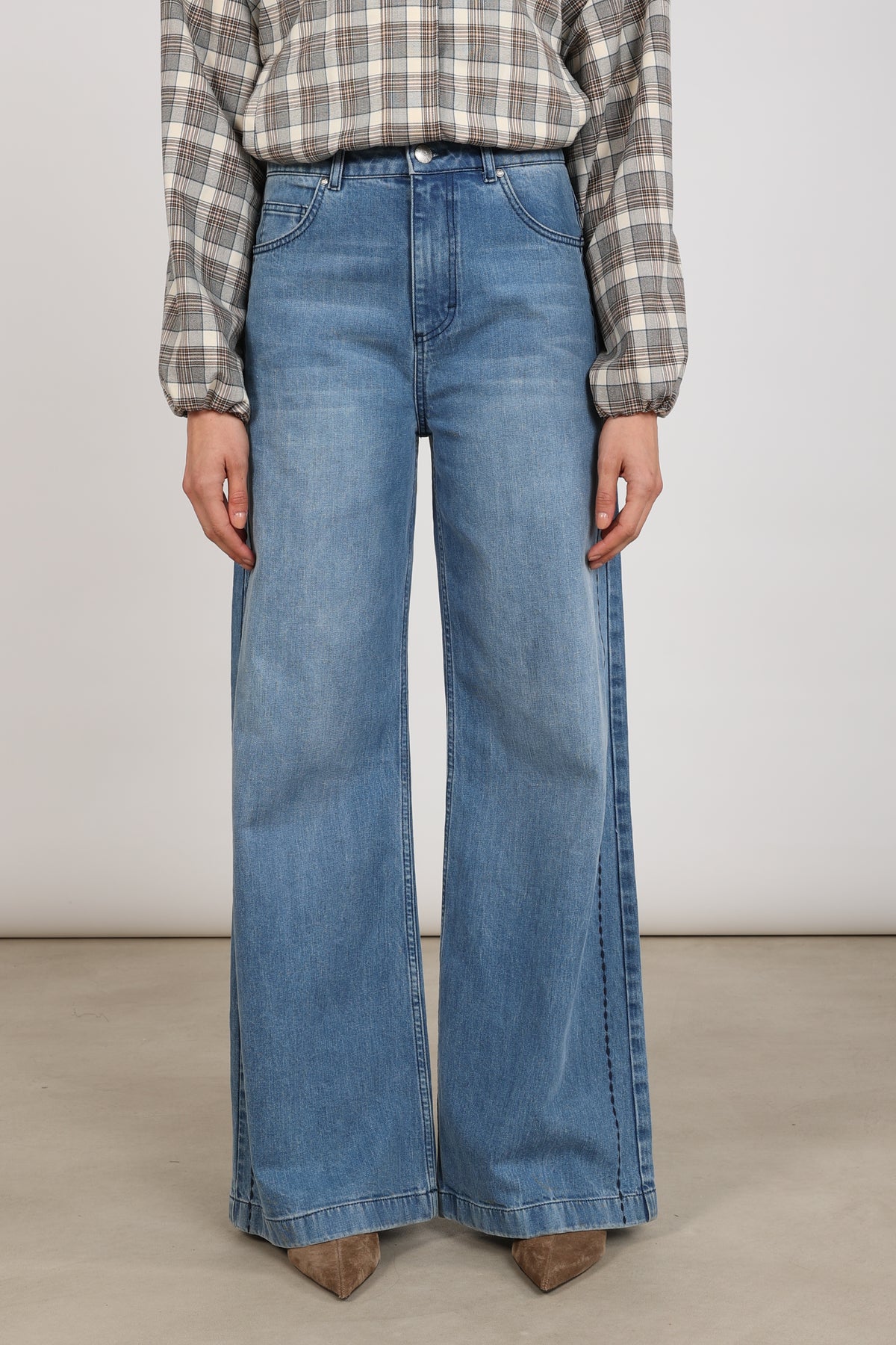 Nukus jeans Stevi met kleurrijke borduursels, blauwe denim, casual pasvorm en modieuze details voor dagelijks gebruik.