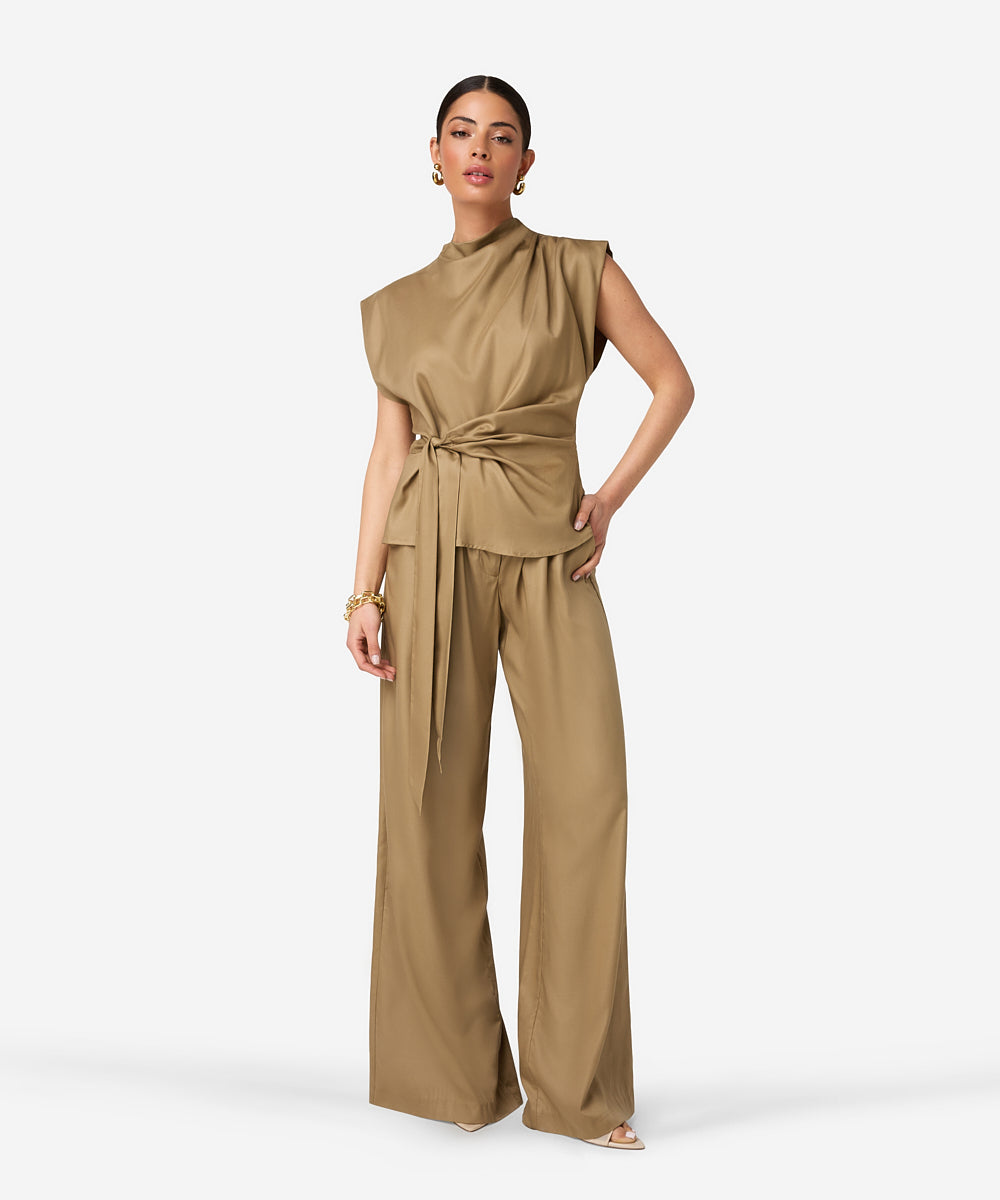 Ibana Top Tavir Terra beige met ronde hals en lange mouwen, voor een casual en comfortabele look.