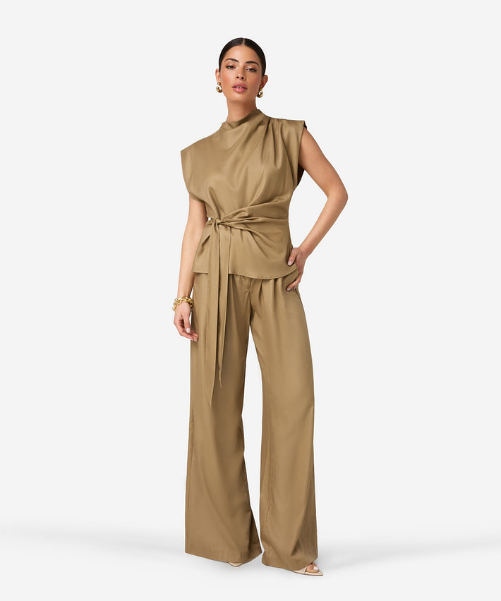 Ibana Top Tavir Terra beige met ronde hals en lange mouwen, voor een casual en comfortabele look.
