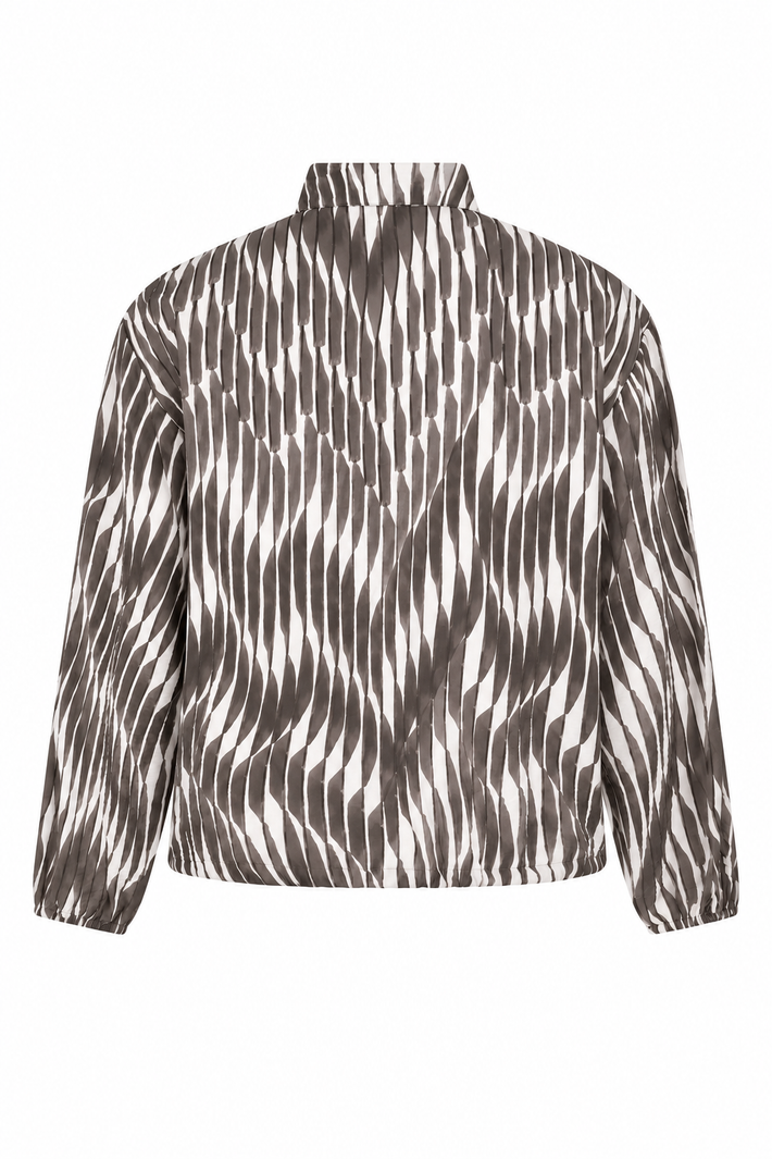 Taupe blouse Nadia van Zoso met abstract streeppatroon, offwhite details, elegante en stijlvolle uitstraling.