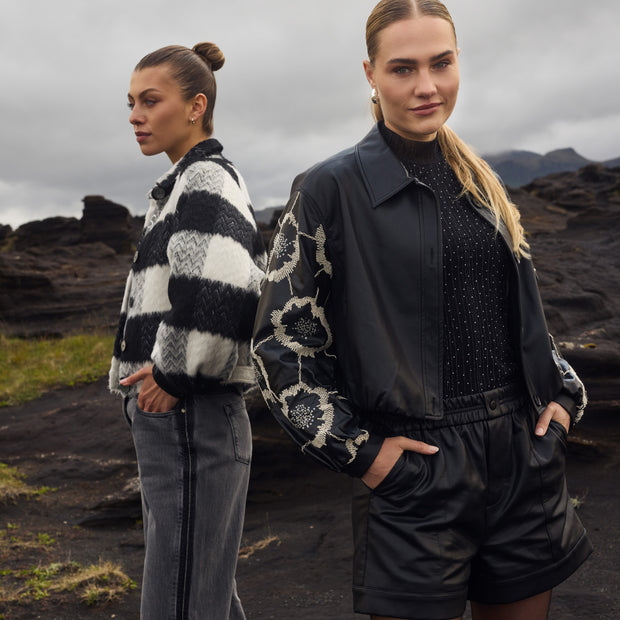 <p><a href="/collections/denim" title="Denim"><strong>BEKIJK DE NIEUWSTE TRENDS</strong></a></p>