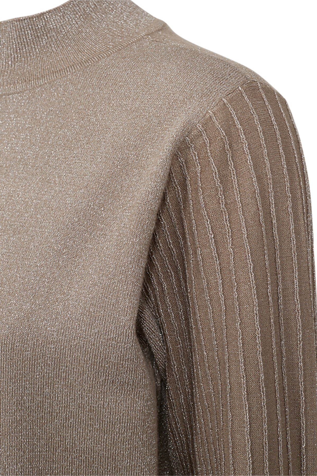 Taupe Freequent Fqbisolo trui met lange mouwen en ronde hals, gedragen door model op witte achtergrond.