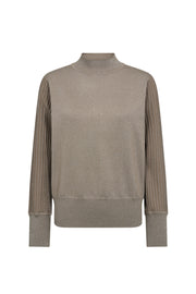 Taupe Freequent trui Fqbisolo Desert met ronde hals en zachte stof, gedragen door een model.