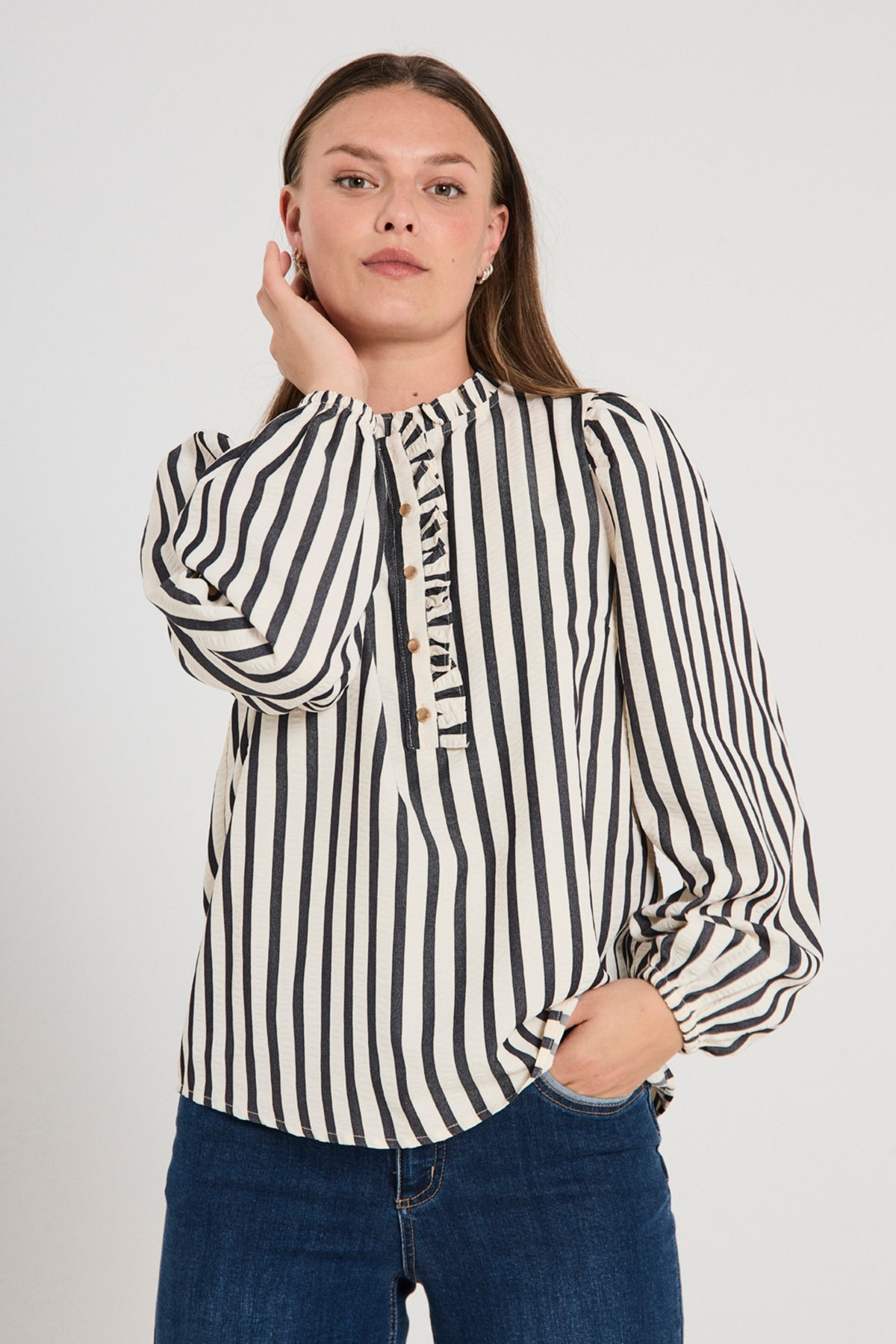 Offwhite en zwarte blouse van Freequent met sterpatroon, getoond op een model, met lange mouwen en ronde hals.