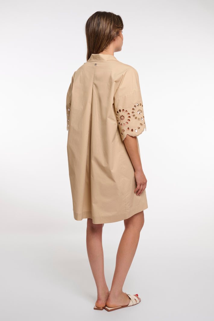 Rino & Pelle Ceylin Regular Oat jurk met lange mouwen en ronde hals, gedragen door een model, in een lichte neutrale kleur.