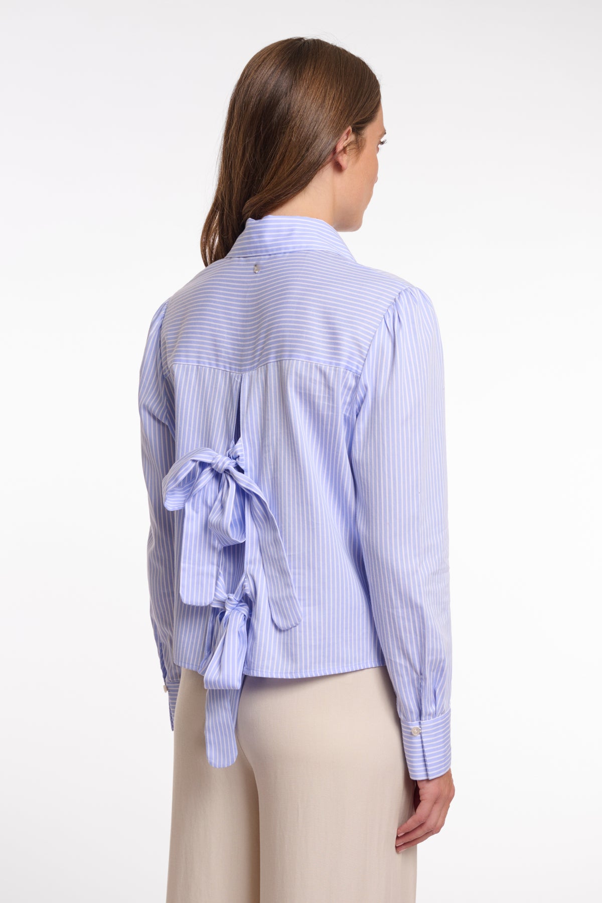 Blouse Felise blauw met strepen van Rino & Pelle, getailleerd en comfortabel, gedragen door een model.
